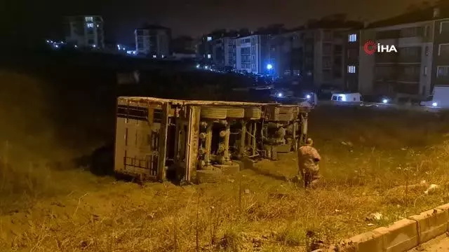 Park halindeki tırın frenleri boşalınca boş araziye devrildi Park halindeki tırın frenleri boşalınca boş araziye devrildi