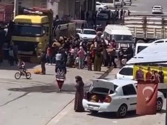 Patates ve soğan dağıtımı sırasında izdiham yaşandı! Tepki çeken görüntülerle ilgili inceleme başlatıldı Patates ve soğan dağıtımı sırasında izdiham yaşandı! Tepki çeken görüntülerle ilgili inceleme başlatıldı