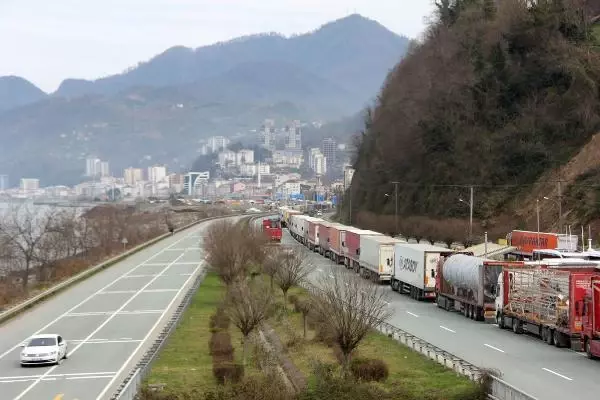 SARP SINIR KAPISI'NDA TIR KUYRUĞU SARP SINIR KAPISI'NDA TIR KUYRUĞU