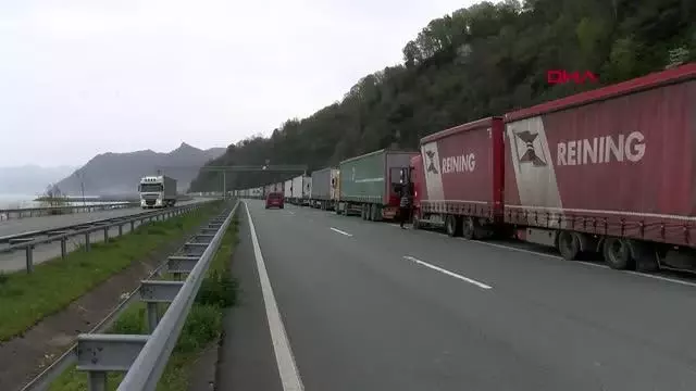 SARP SINIR KAPISI'NDA TIR KUYRUĞU SARP SINIR KAPISI'NDA TIR KUYRUĞU