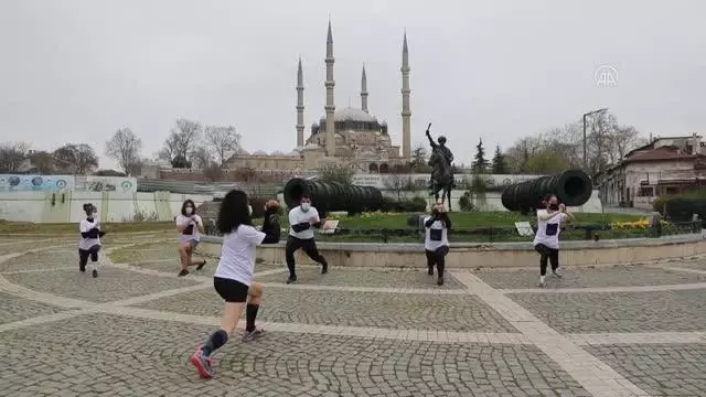 Selimiye Camisi'nin UNESCO'ya girişinin 10. yıl dönümünde atletler cami çevresinde 10 tur attı Selimiye Camisi'nin UNESCO'ya girişinin 10. yıl dönümünde atletler cami çevresinde 10 tur attı