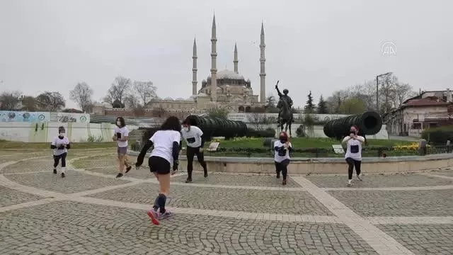 Selimiye Camisi'nin UNESCO'ya girişinin 10. yıl dönümünde atletler cami çevresinde 10 tur attı Selimiye Camisi'nin UNESCO'ya girişinin 10. yıl dönümünde atletler cami çevresinde 10 tur attı