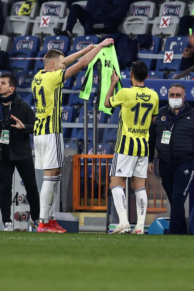 As soon as Szalai scored the goal, he rushed to Altay's shirt and sent a message to his friend.