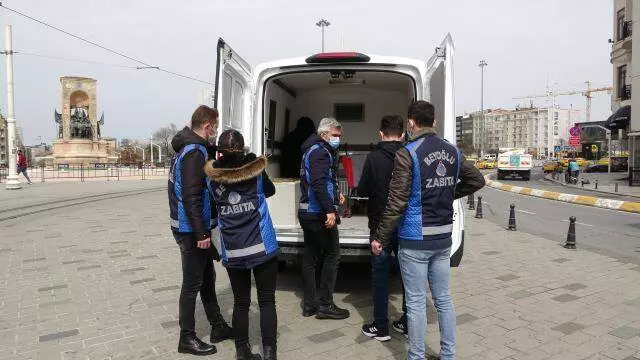 Taksim'de çocuklarını dilendiren kadın önce kameralara, ardından zabıtaya yakalandı Taksim'de çocuklarını dilendiren kadın önce kameralara, ardından zabıtaya yakalandı