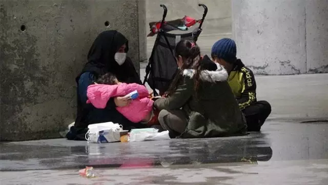Taksim'de çocuklarını dilendiren kadın önce kameralara, ardından zabıtaya yakalandı Taksim'de çocuklarını dilendiren kadın önce kameralara, ardından zabıtaya yakalandı
