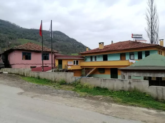 Sorumsuz tesisatçı, tamir için geldiği köyde 27 kişiye koronavirüs bulaştırdı Sorumsuz tesisatçı, tamir için geldiği köyde 27 kişiye koronavirüs bulaştırdı
