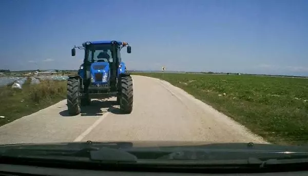 TRAKTÖRLE ÇARPIŞAN OTOMOBİLİN SÜRÜCÜSÜ: PUSUYA DÜŞÜRÜLÜP, DARBEDİLDİM TRAKTÖRLE ÇARPIŞAN OTOMOBİLİN SÜRÜCÜSÜ: PUSUYA DÜŞÜRÜLÜP, DARBEDİLDİM