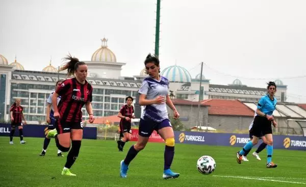Turkcell Kadın Futbol Ligi Sağlık Çalışanları Sezonu başladı (2) Turkcell Kadın Futbol Ligi Sağlık Çalışanları Sezonu başladı (2)