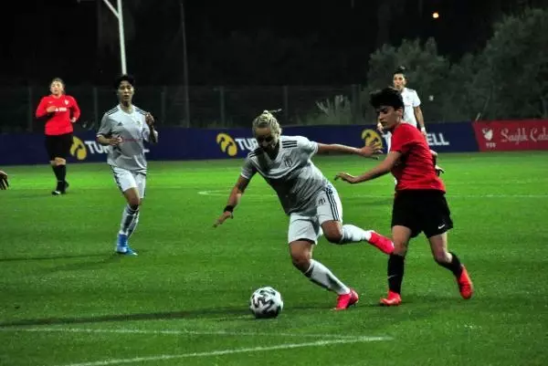 Turkcell Kadın Futbol Ligi Sağlık Çalışanları Sezonu başladı (2) Turkcell Kadın Futbol Ligi Sağlık Çalışanları Sezonu başladı (2)
