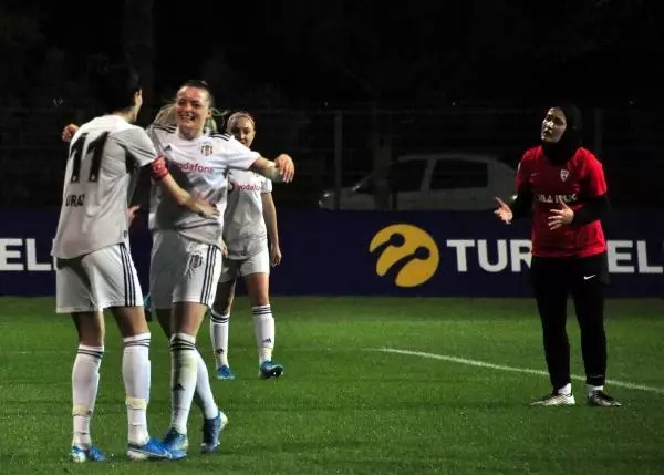 Turkcell Kadın Futbol Ligi Sağlık Çalışanları Sezonu başladı (2) Turkcell Kadın Futbol Ligi Sağlık Çalışanları Sezonu başladı (2)