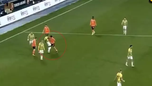 Mahmut Tekdemir, who pushed Valencia to the ground, turned red directly Mahmut Tekdemir, who pushed Valencia to the ground, turned red directly