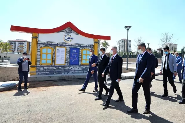 Vali Davut Gül ve Fadıloğlu trafik parkının son durumunu inceledi Vali Davut Gül ve Fadıloğlu trafik parkının son durumunu inceledi