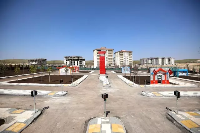 Vali Davut Gül ve Fadıloğlu trafik parkının son durumunu inceledi Vali Davut Gül ve Fadıloğlu trafik parkının son durumunu inceledi