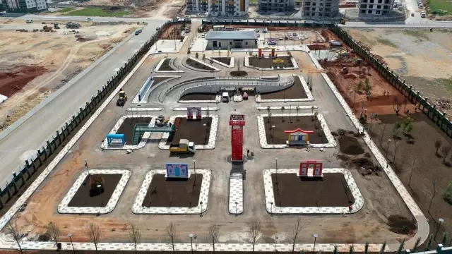 Vali Davut Gül ve Fadıloğlu trafik parkının son durumunu inceledi Vali Davut Gül ve Fadıloğlu trafik parkının son durumunu inceledi