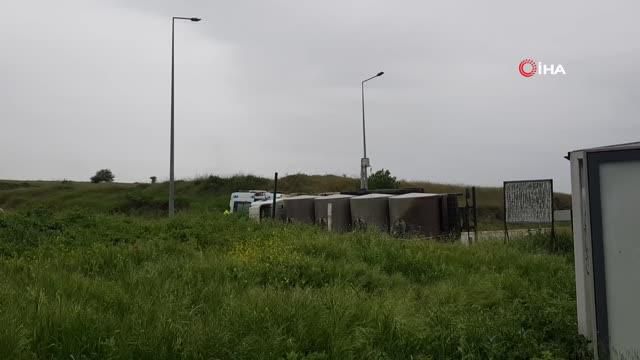 Yağmur kazaları beraberinde getirdi, kontrolden çıkan tanker yola devrildi