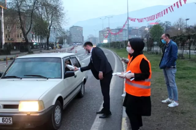 AK Parti Karabük İl Gençlik Kolları, iftara yetişemeyenlere kumanya dağıtıyor