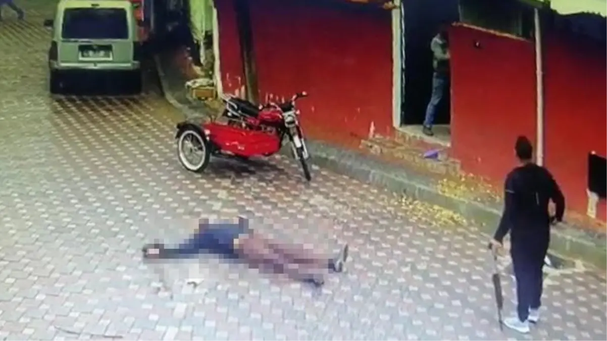 Annesinin eski eşini sokak ortasında pompalı ile öldürdü! Kan donduran anlar kamerada