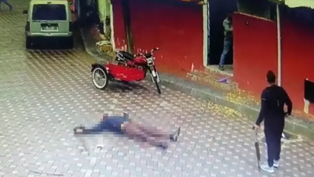 Annesinin eski eşini sokak ortasında pompalı ile öldürdü! Kan donduran anlar kamerada Annesinin eski eşini sokak ortasında pompalı ile öldürdü! Kan donduran anlar kamerada
