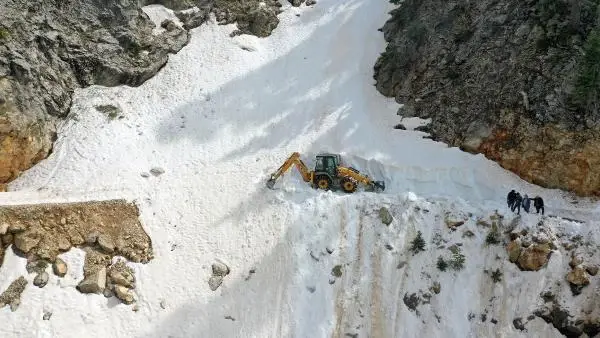 ANTALYA'DA, KARLA KAPLI YAYLA YOLLARI AÇILDI ANTALYA'DA, KARLA KAPLI YAYLA YOLLARI AÇILDI