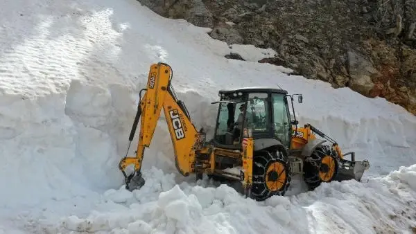 ANTALYA'DA, KARLA KAPLI YAYLA YOLLARI AÇILDI ANTALYA'DA, KARLA KAPLI YAYLA YOLLARI AÇILDI