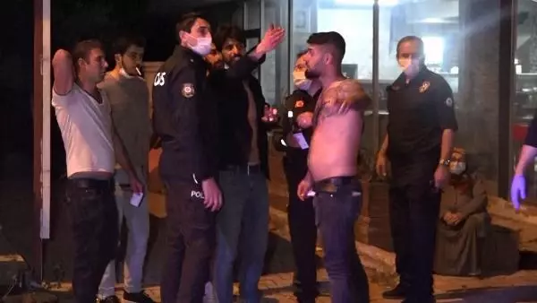 Antalya'da sokağa çıkma kısıtlamasındaki kavgada 4 kişi yaralandı; 24 bin TL ceza kesildi Antalya'da sokağa çıkma kısıtlamasındaki kavgada 4 kişi yaralandı; 24 bin TL ceza kesildi