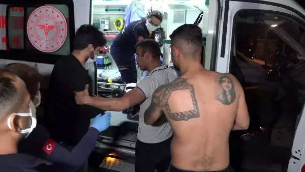 Antalya'da sokağa çıkma kısıtlamasındaki kavgada 4 kişi yaralandı; 24 bin TL ceza kesildi Antalya'da sokağa çıkma kısıtlamasındaki kavgada 4 kişi yaralandı; 24 bin TL ceza kesildi