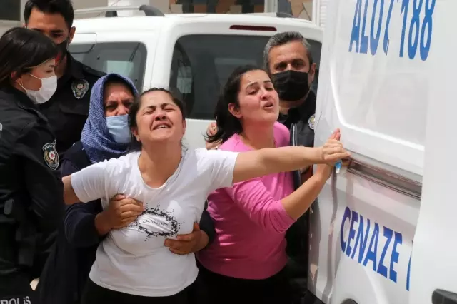 Eve girince dünyası başına yıkılan genç kızın feryatları yürek dağladı: Uyan kardeşim uyan Eve girince dünyası başına yıkılan genç kızın feryatları yürek dağladı: Uyan kardeşim uyan