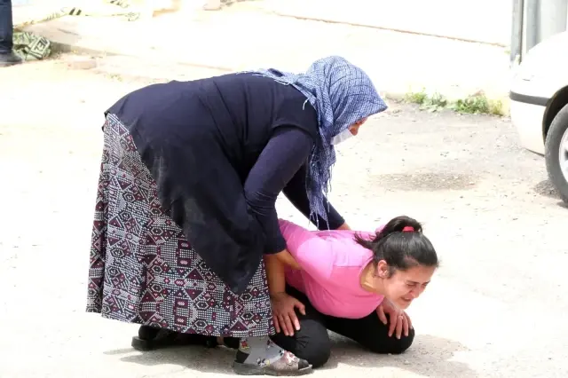 Eve girince dünyası başına yıkılan genç kızın feryatları yürek dağladı: Uyan kardeşim uyan Eve girince dünyası başına yıkılan genç kızın feryatları yürek dağladı: Uyan kardeşim uyan