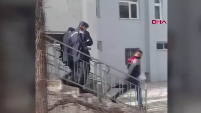 ANTALYA KENDİSİNİ JANDARMA OLARAK TANITAN DOLANDIRICI JANDARMADAN KAÇAMADI ANTALYA KENDİSİNİ JANDARMA OLARAK TANITAN DOLANDIRICI JANDARMADAN KAÇAMADI