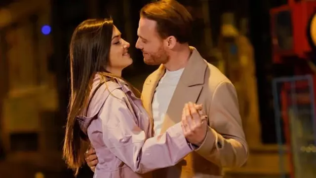 Aralarındaki aşk iddialarını yalanlayan Hande Erçel ve Kerem Bursin tatilde görüntülendi Aralarındaki aşk iddialarını yalanlayan Hande Erçel ve Kerem Bursin tatilde görüntülendi