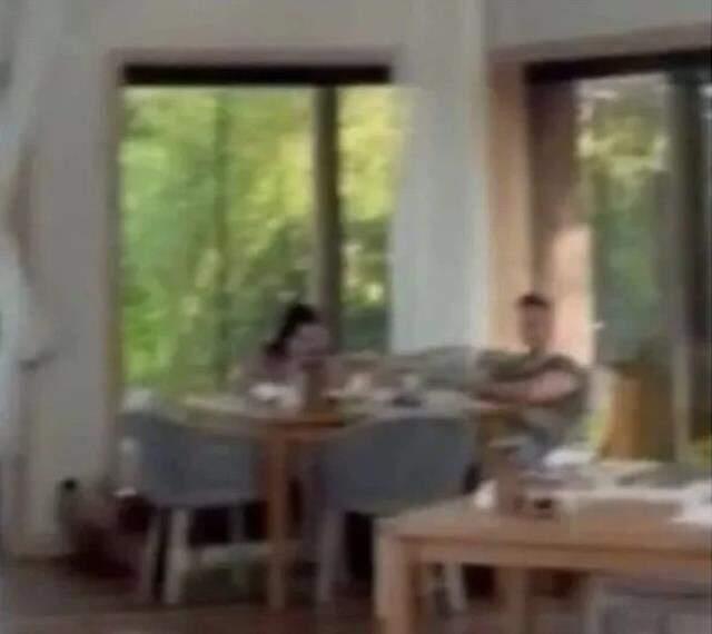 Aralarındaki aşk iddialarını yalanlayan Hande Erçel ve Kerem Bursin tatilde görüntülendi Aralarındaki aşk iddialarını yalanlayan Hande Erçel ve Kerem Bursin tatilde görüntülendi