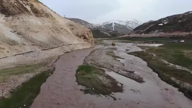 Son dakika haberi... Arkadaşlarıyla oyun oynarken Murat Nehri'ne düşen 5 yaşındaki çocuk kayboldu Son dakika haberi... Arkadaşlarıyla oyun oynarken Murat Nehri'ne düşen 5 yaşındaki çocuk kayboldu