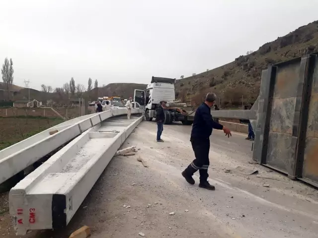 Başkent'te yola düşen beton kolon kazaya neden oldu: 1 yaralı Başkent'te yola düşen beton kolon kazaya neden oldu: 1 yaralı