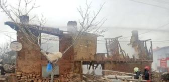 Bolu'da yanan 2 katlı ev kullanılamaz hale geldi