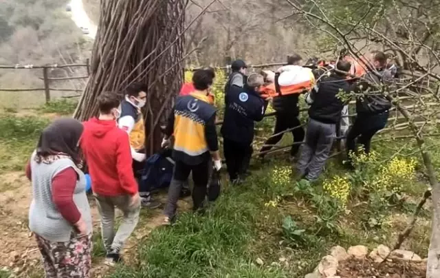 Ormanlık alanda ayaklarını çapa motoruna kaptıran genç kızı kurtarmak için zamanla yarıştılar Ormanlık alanda ayaklarını çapa motoruna kaptıran genç kızı kurtarmak için zamanla yarıştılar