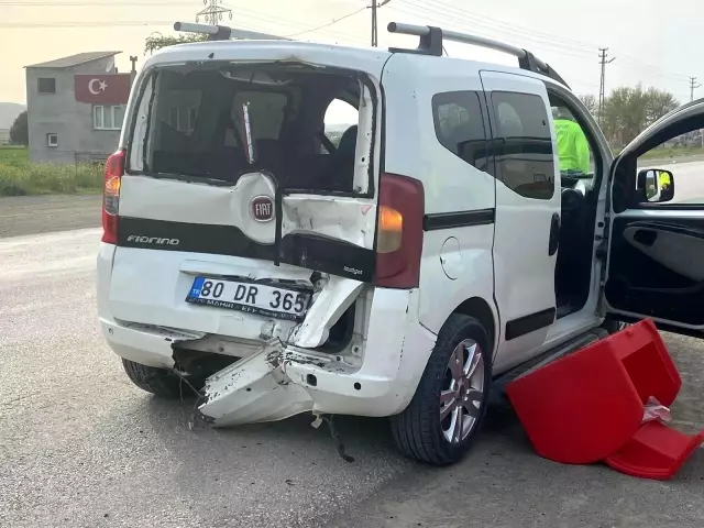 Çarptığı ticari aracın içine düşen sürücü, ağır yaralandı Çarptığı ticari aracın içine düşen sürücü, ağır yaralandı