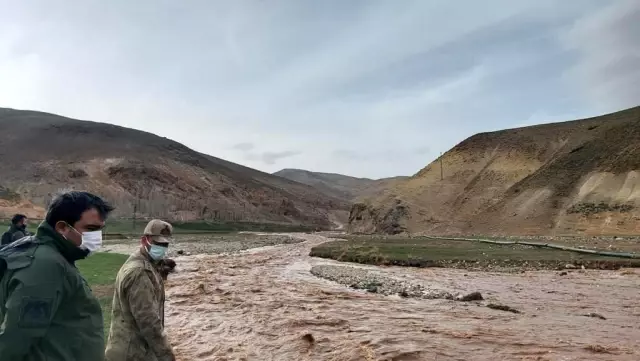 Dereye düşen 6 yaşındaki çocuğu arama çalışmaları sürüyor Dereye düşen 6 yaşındaki çocuğu arama çalışmaları sürüyor
