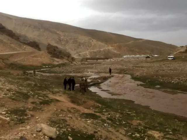 Dereye düşen 6 yaşındaki çocuğu arama çalışmaları sürüyor Dereye düşen 6 yaşındaki çocuğu arama çalışmaları sürüyor