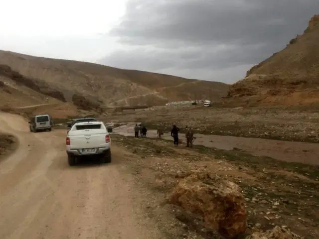 Dereye düşen 6 yaşındaki çocuğu arama çalışmaları sürüyor Dereye düşen 6 yaşındaki çocuğu arama çalışmaları sürüyor