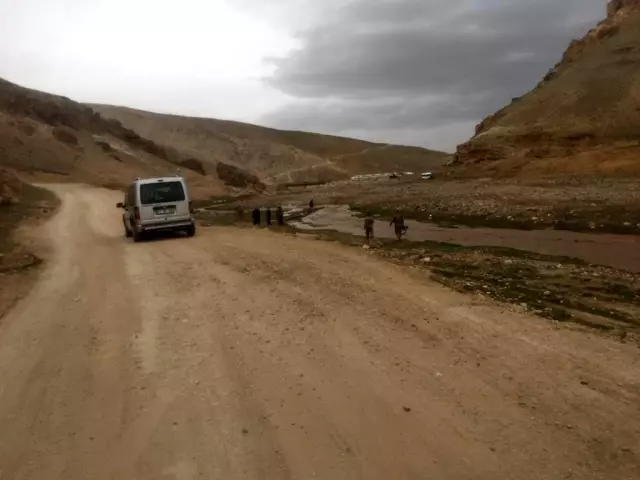Dereye düşen 6 yaşındaki çocuğu arama çalışmaları sürüyor Dereye düşen 6 yaşındaki çocuğu arama çalışmaları sürüyor