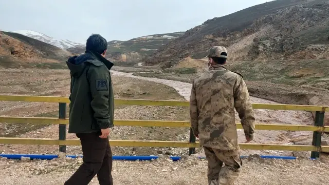 Dereye düşen 6 yaşındaki çocuğu arama çalışmaları sürüyor Dereye düşen 6 yaşındaki çocuğu arama çalışmaları sürüyor