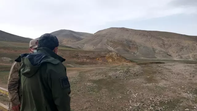 Dereye düşen 6 yaşındaki çocuğu arama çalışmaları sürüyor Dereye düşen 6 yaşındaki çocuğu arama çalışmaları sürüyor