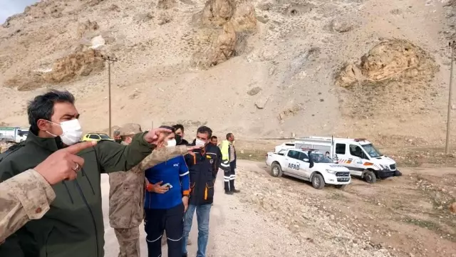 Dereye düşen 6 yaşındaki çocuğu arama çalışmaları sürüyor Dereye düşen 6 yaşındaki çocuğu arama çalışmaları sürüyor