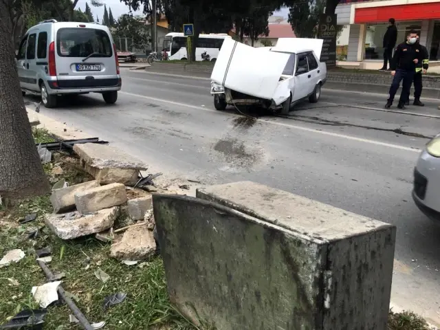 Direksiyon hakimiyetini kaybetti refüje çarptı