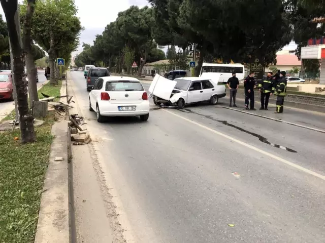 Direksiyon hakimiyetini kaybetti refüje çarptı