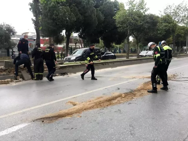 Direksiyon hakimiyetini kaybetti refüje çarptı