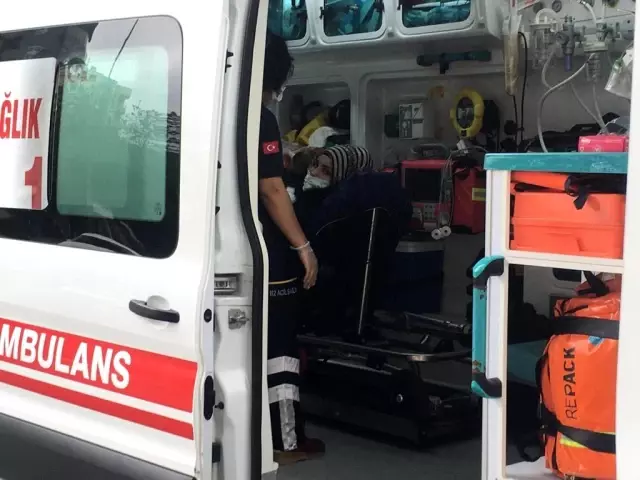 Direksiyon hakimiyetini kaybetti refüje çarptı