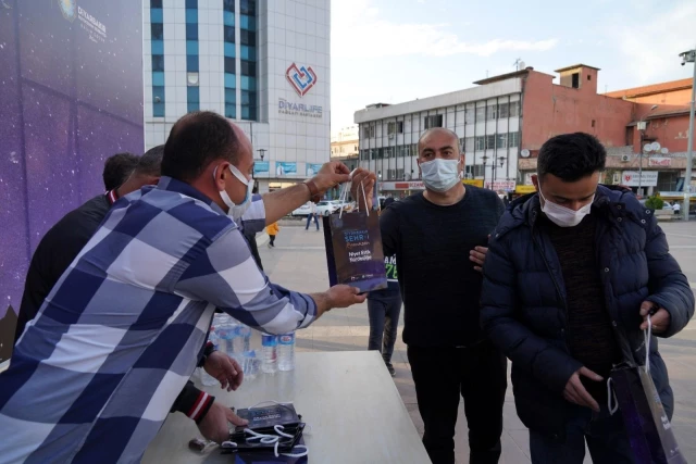 Diyarbakır Büyükşehir Belediyesi her gün 3 bin kişiye iftarlık dağıtıyor