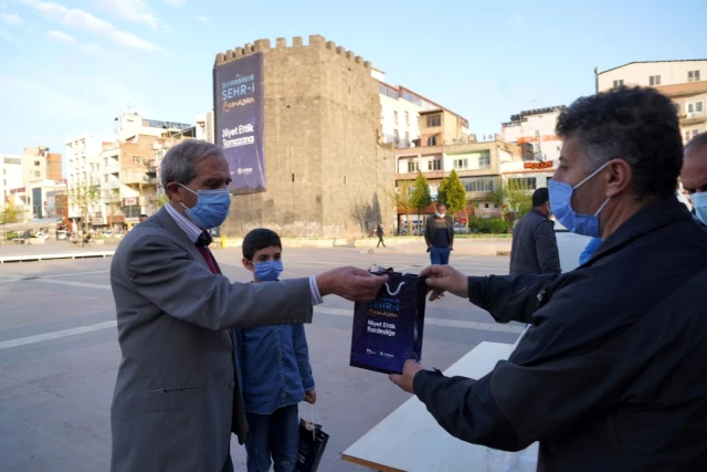 Diyarbakır Büyükşehir Belediyesi her gün 3 bin kişiye iftarlık dağıtıyor