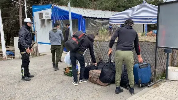 DOĞU KARADENİZ'E ÇAY İŞÇİSİ GÖÇÜ BAŞLADI, UYARI GELDİ DOĞU KARADENİZ'E ÇAY İŞÇİSİ GÖÇÜ BAŞLADI, UYARI GELDİ